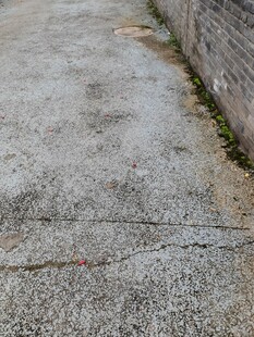 老旧水泥地面与墙边缝隙