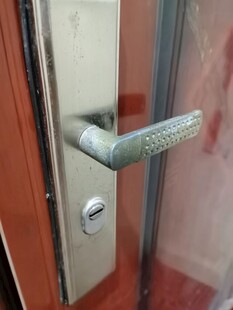 金属质感门把手特写