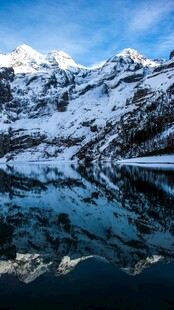 雪山湖泊倒影绝美风光