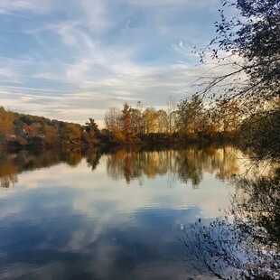 秋日宁静湖景风光
