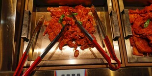 自助烤肉架上的美味烤肉