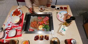 丰盛火锅美食摆桌场景