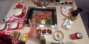 热闹火锅聚餐场景