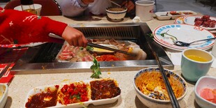 热闹聚餐场景中的丰盛美食