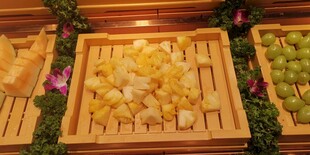 精致摆盘的多样新鲜水果