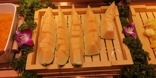 精致木制餐具摆盘展示