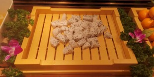 木制托盘上的块状食物