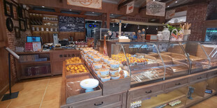 温馨面包店内部陈列