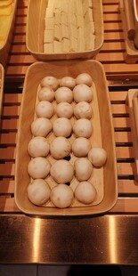 木盘里的圆润白团子白芋头