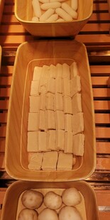 竹制托盘内的多样白豆腐