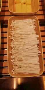 新鲜金针菇摆放在竹制托盘上