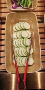 精致摆盘的翠绿黄瓜片