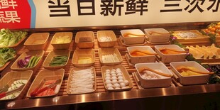 当日新鲜多样美食陈列