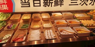 新鲜多样的熟食陈列柜