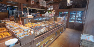 面包店丰富糕点陈列展示