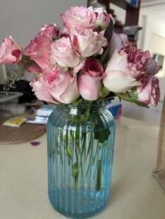 蓝瓶中的粉白玫瑰花束