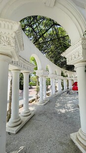 白色雕花长廊  静谧美景