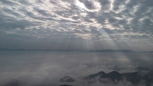 海上霞光穿透云层美景