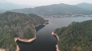 山水相依的秀丽湖景