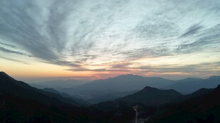山间壮丽晚霞天空美景