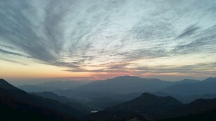 山间壮丽晚霞天空美景