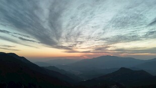 山间壮丽日出云海景观