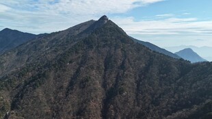 巍峨高山尽显壮丽风光