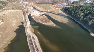 俯瞰河流上的老旧桥梁