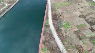 俯瞰河岸农田景观