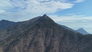 壮丽山景蓝天白云相伴
