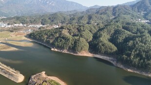 青山环抱中的宁静河流