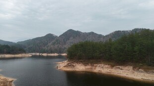 山水相依的静谧湖泊