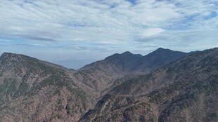 壮丽山景云雾缭绕山峦