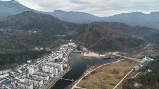 山间小镇俯瞰美景