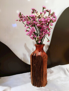 棕色花瓶插着粉色花卉