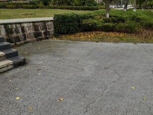 户外空旷水泥地面场景