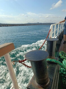 海上航行的船只甲板景象