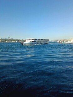 海上船只与城市天际线景观