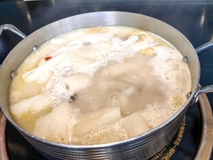 锅中煮着的白色食材