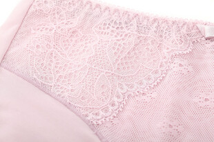 粉色蕾丝女士内裤细节