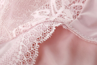 粉色蕾丝内衣细节特写