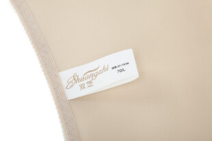 米色衣物标签特写