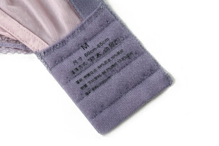 紫色衣物标签特写