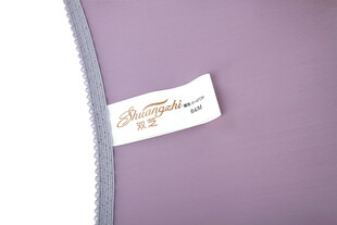 紫色布料上的精致品牌标签