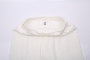 白色连帽上衣特写