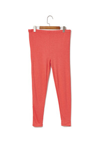 红色紧身裤挂在衣架上