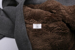 棕色毛绒衣物细节展示