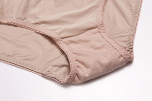 浅米色女士内裤特写