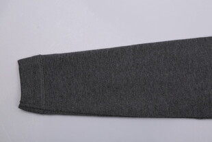 深灰色针织裤腿细节