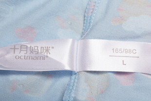 婴儿衣物标签特写